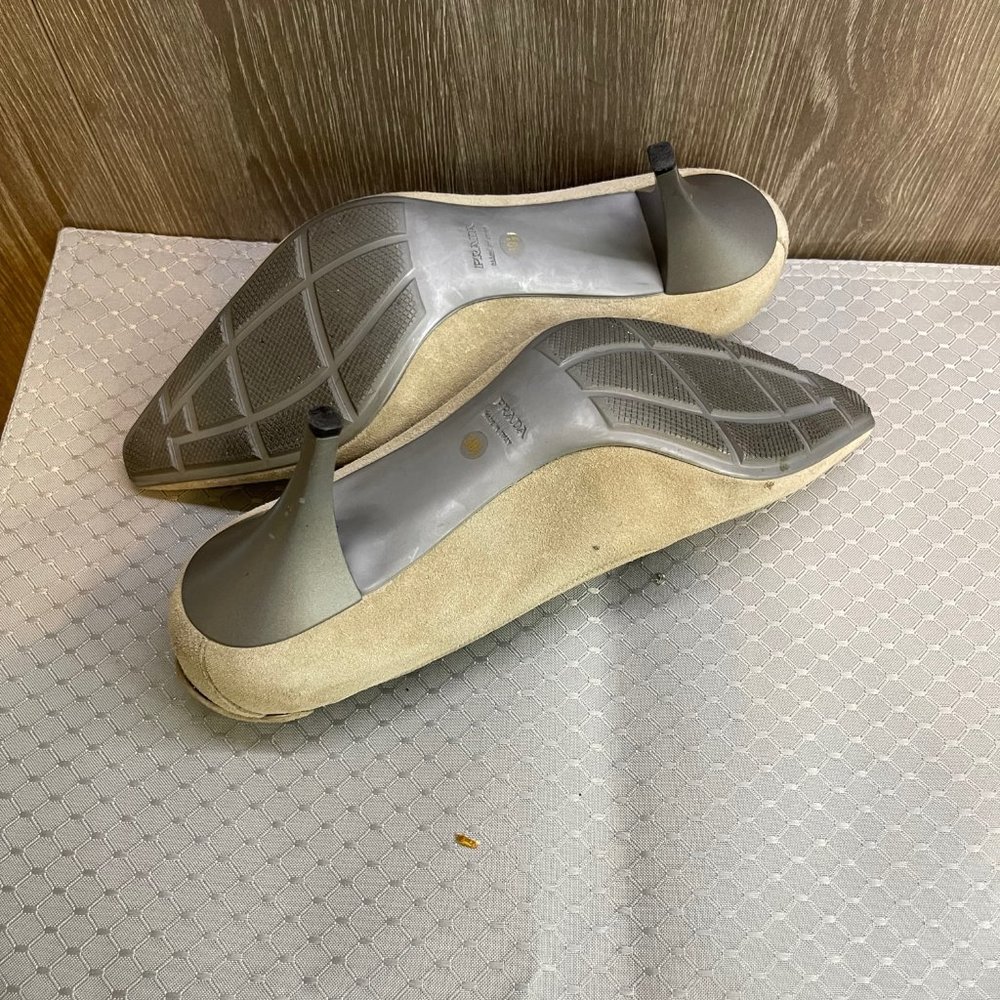 Prada / Suede Pump / Made in Italy / 39 1/2 EU / Beige / 3" Heel - Picture 3 of 9